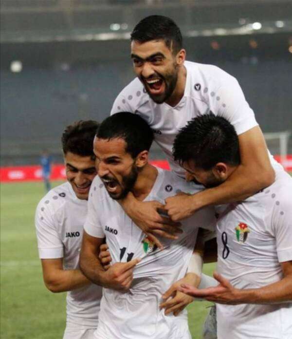 مرضي يتلقى التهنئة بعد هدفه أمام الكويت