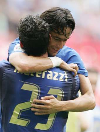 انزاجي فرحا بهدف الفوز الايطالي 