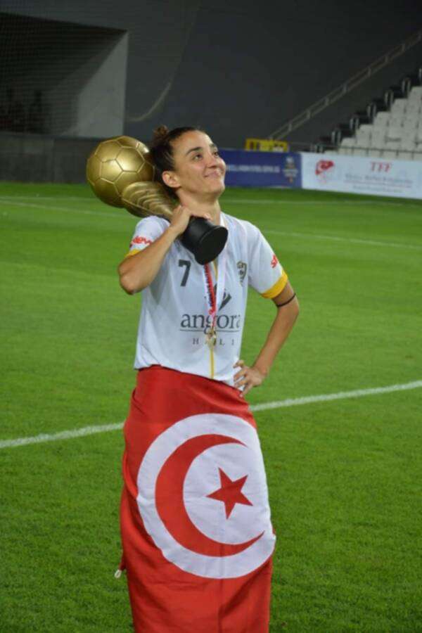 مريم حويج ترفع كأس الدوري التركي للسيدات