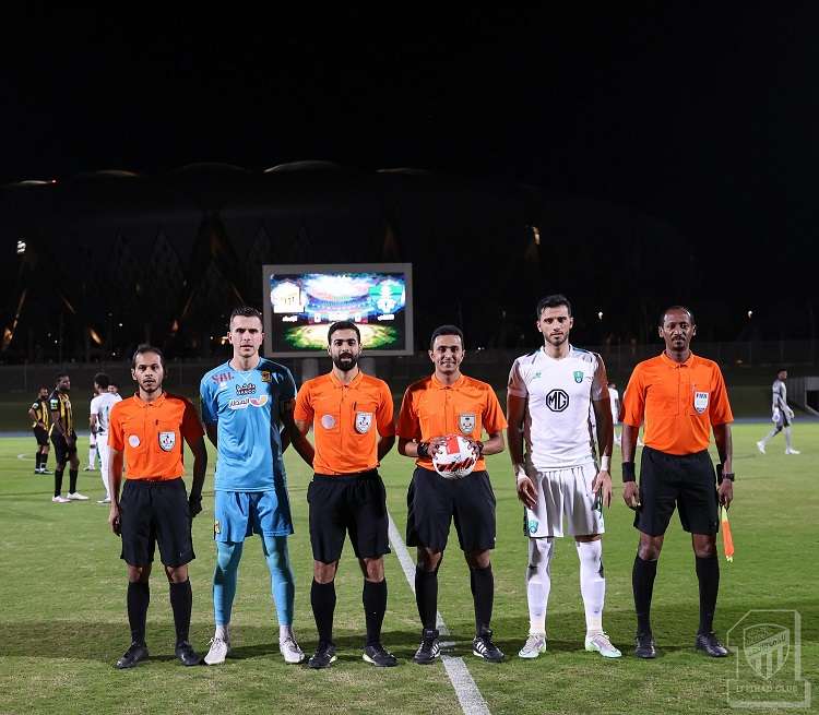 قادة الأهلي والاتحاد قبل انطلاق اللقاء