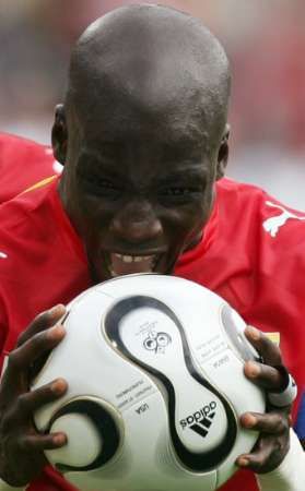 أبياه يحتفل بهدفه في شباك أمريكا