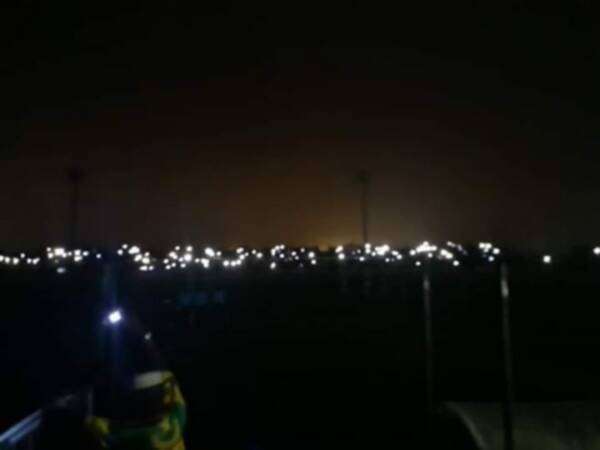 الملعب يغرق في الظلام