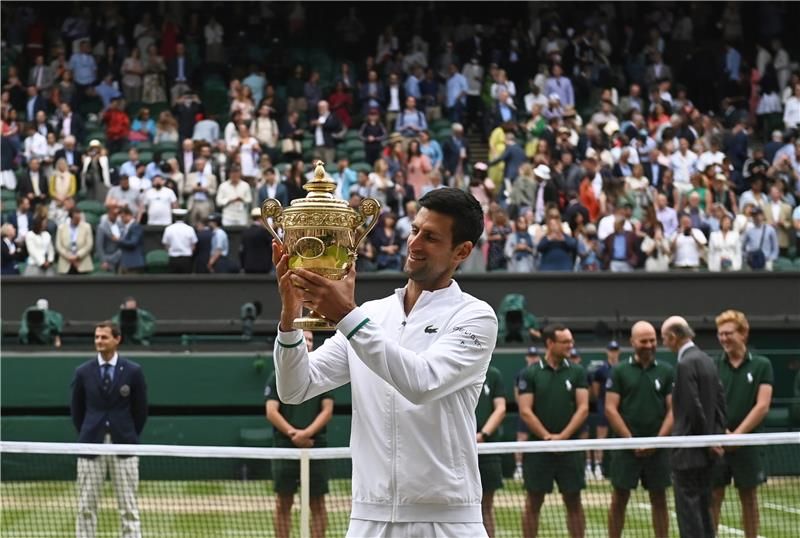 ديوكوفيتش يرفع كأس ويمبلدون - أرشيفية