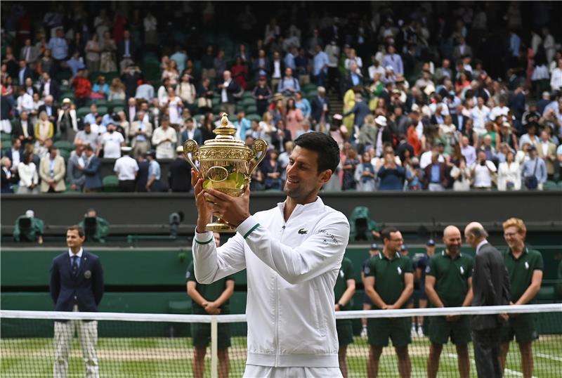ديوكوفيتش يرفع كأس ويمبلدون - أرشيفية