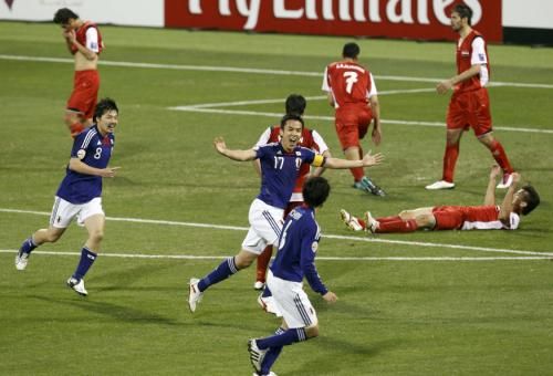 صورة من مباراة المنتخبين في كأس أمم آسيا 2011