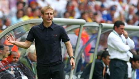 يورجن كلينسمان يوجه لاعبيه اثناء مباراتهم مع الاكوادور