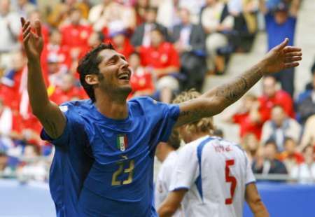 ماتيرازي يحتفل بالهدف الاول الذي سجله في مرمى بيتر شيك التشيكي