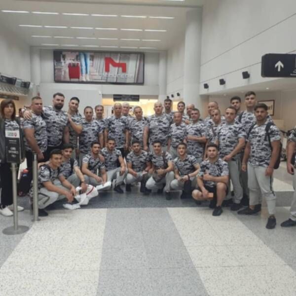 من المطار اثناء توجه البعثة للجزائر