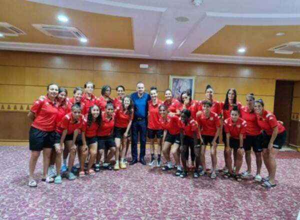 وديع الجريء مع لاعبات تونس