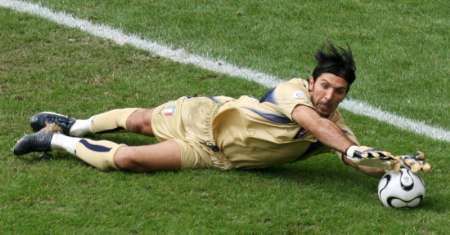 الحارس الإيطالي بوفون يخلص إحدى الكرات التشيكية الخطرة