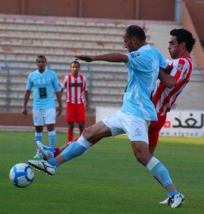 عقل يقطع الكرة من امام الجدع