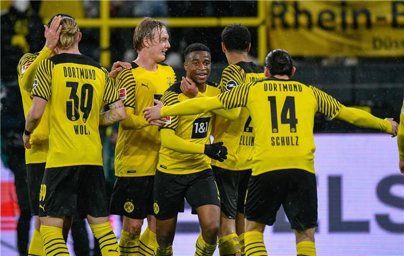 موكوكو مع فريقه