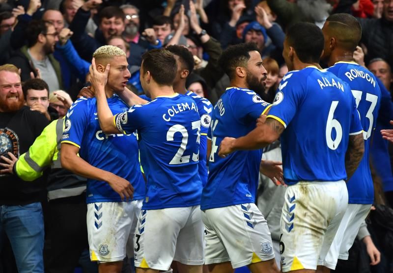 ريتشارليسون (يسار)