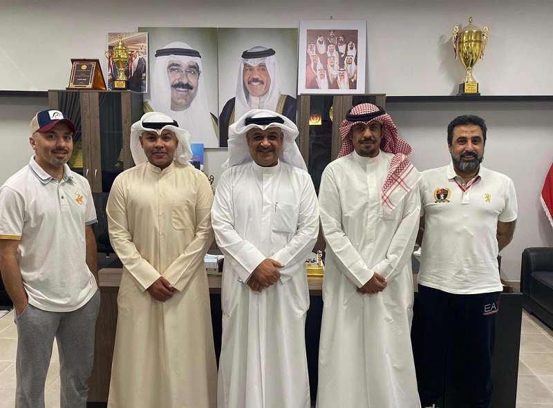 نايف مع أعضاء الجهاز الإداري