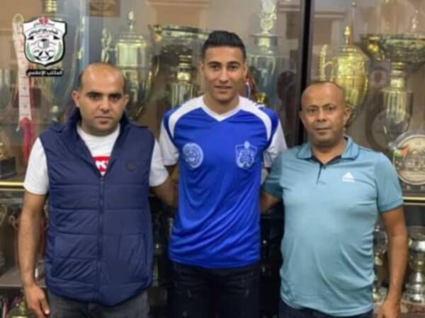 ناجي النحال (بالوسط)