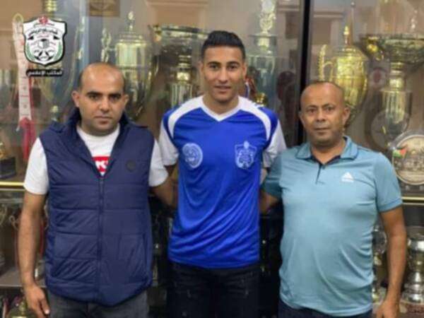 ناجي النحال (بالوسط)