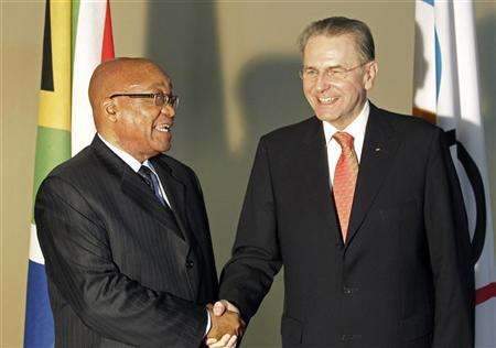 رئيس جنوب أفريقيا جاكوب زوما ( يسار ) وجاك روج