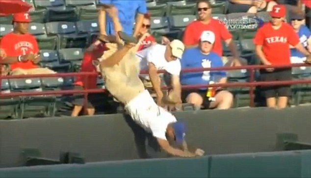 صورة تلفزيونية لسقوط المشجع