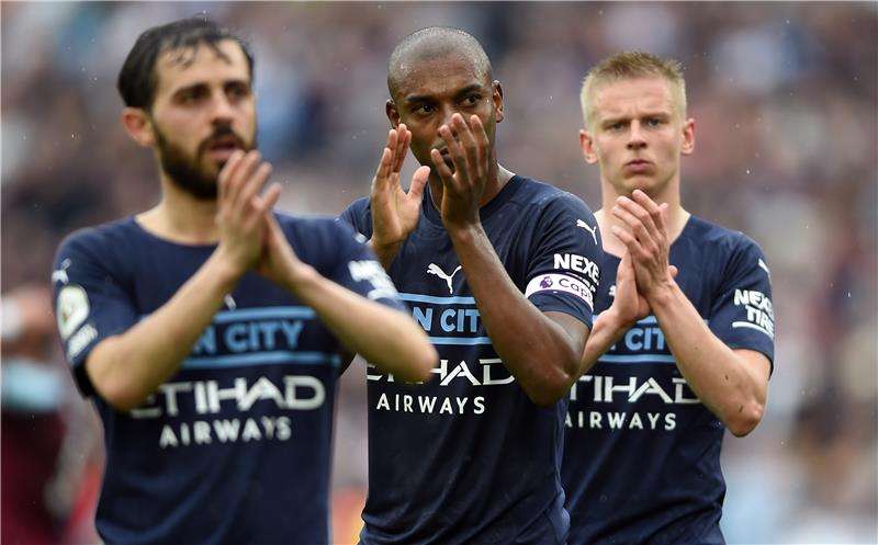 أولكسندر زينتشينكو مع لاعبي السيتي