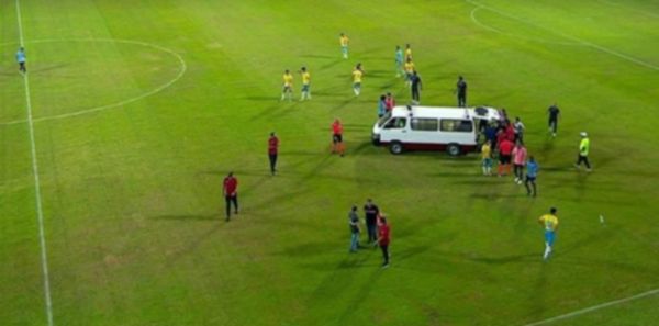 سيارة الإسعاف دخلت الملعب لنقل المحمدي