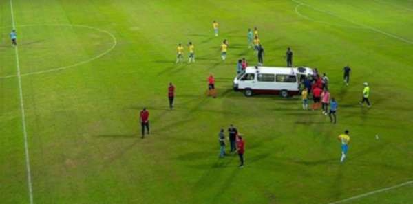 سيارة الإسعاف دخلت الملعب لنقل المحمدي