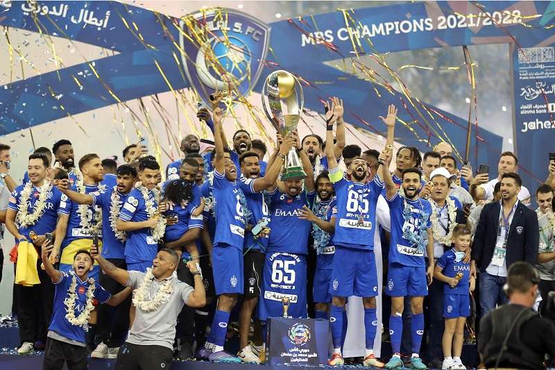 الهلال متوجا بالكأس