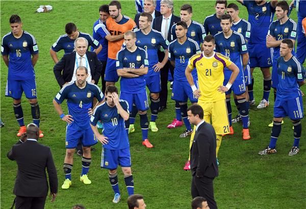 خيبة أمل لاعبي منتخب الأرجنتين بعد نهائي 2014