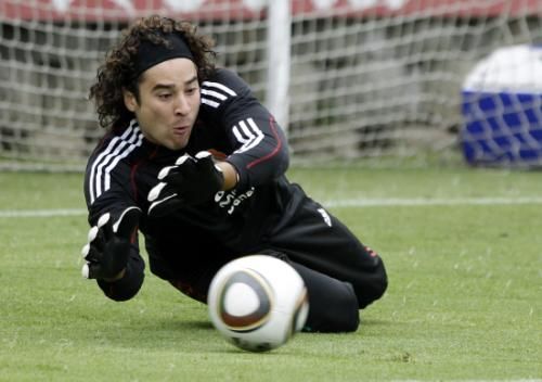  الحارس المكسيكي جييرمو أوتشوا 