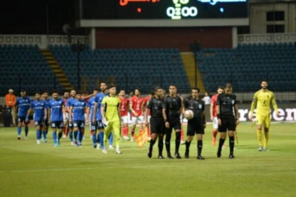 الفريقان والحكام قبل المباراة