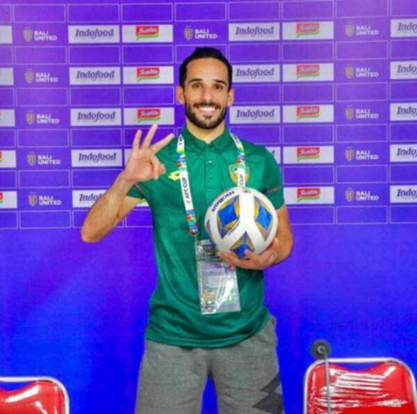 مرضي محتفلاً بالهاتريك