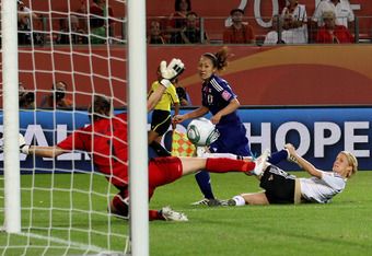 كارينا ماروياما عند إحرازها هدف الحسم بمرمى المانيا