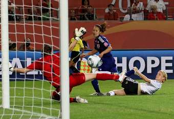 كارينا ماروياما عند إحرازها هدف الحسم بمرمى المانيا