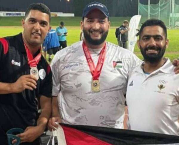 لاعبو الأردن بعد التتويج