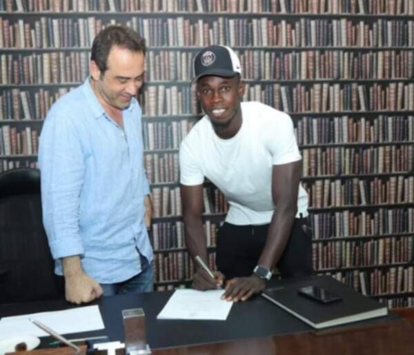 الحاج مالك خلال توقيع العقد