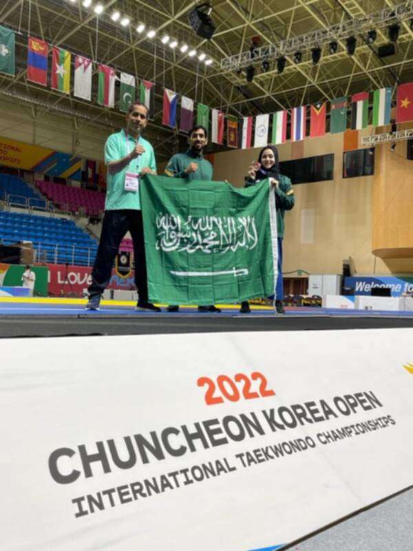 أبرار بخاري ترفع علم المملكة