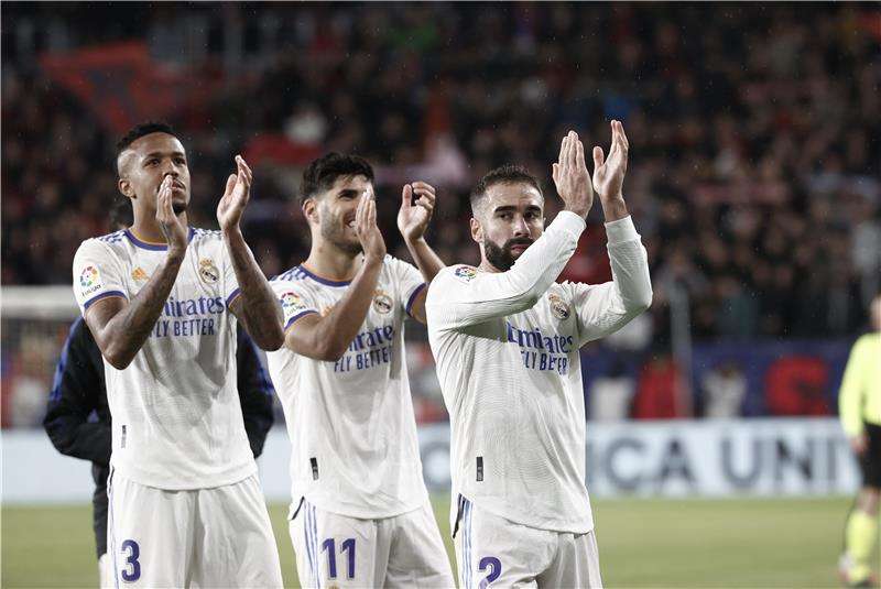 أسينسيو مع لاعبي ريال مدريد