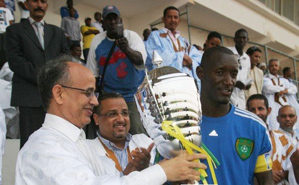 رئيس الوزراء الموريتاني يسلم كأس البطولة لقائد تفرغ زينه