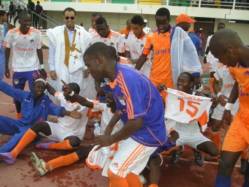 أشبال أفسي نواذيبو يحتفلون مع رئيسهم بلقب بطولة الناشئين