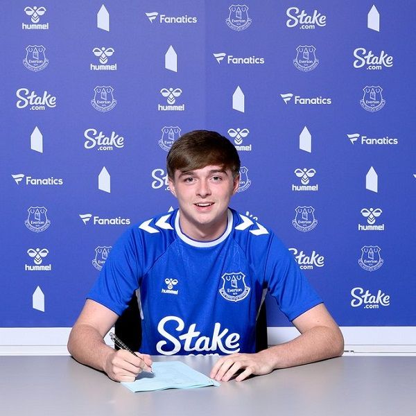 من التوقيع (نقلا عن حساب إيفرتون على تويتر)