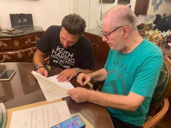 من توقيع العقود