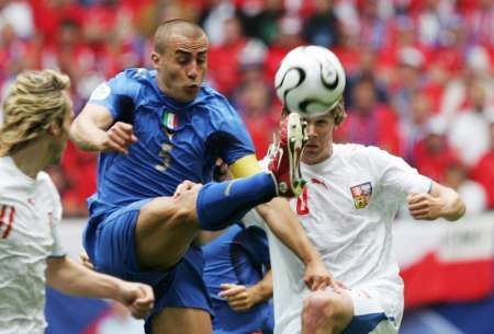 فابيو كانافارو وقتال على الكرة مع زميله في اليوفي ندفيد