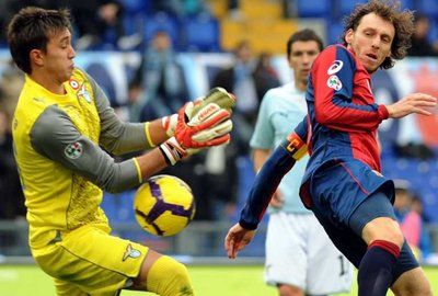 لقطة لحارس منتخب أوروجواي فرناندو موسليرا فى الدورى الايطالى