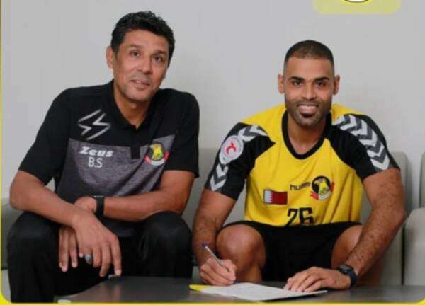 حسن شهاب لدى توقيعه للأهلي