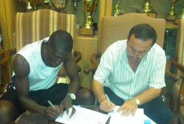 جانب من توقيع العقد