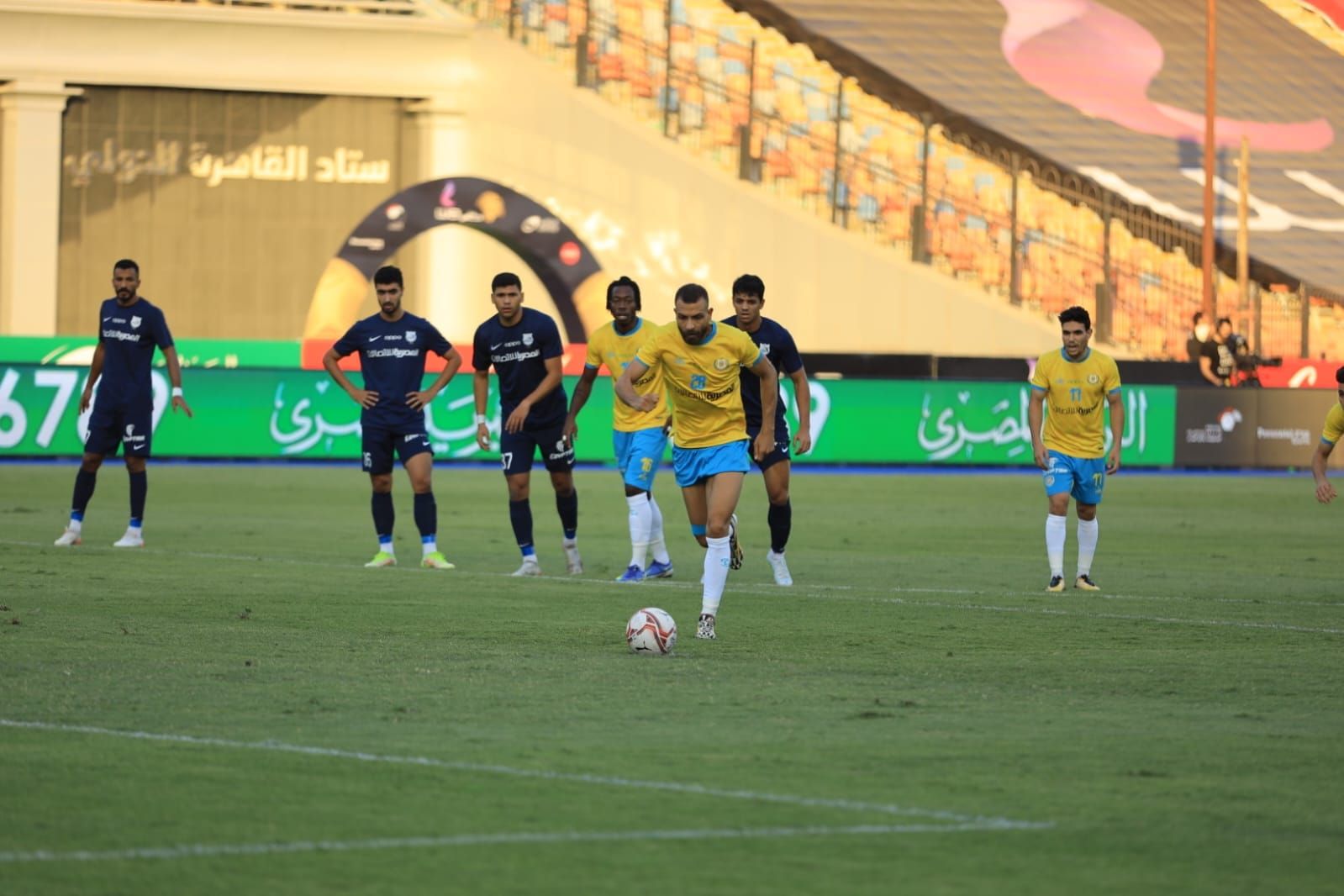 عمرو الحلواني أثناء تنفيذ ركلة الجزاء