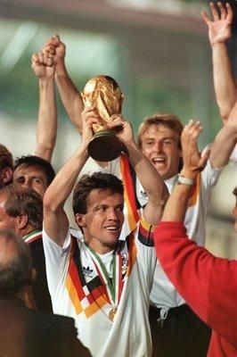 ماتيوس يرفع آخر كأس عالم فازت بها ألمانيا (1990م)