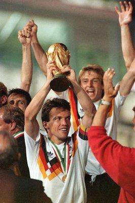 ماتيوس يرفع آخر كأس عالم فازت بها ألمانيا (1990م)