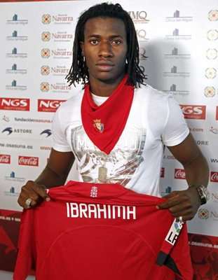 بالدي يحمل قميص أوساسونا 