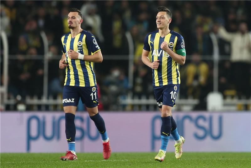 مسعود أوزيل (على اليمين)