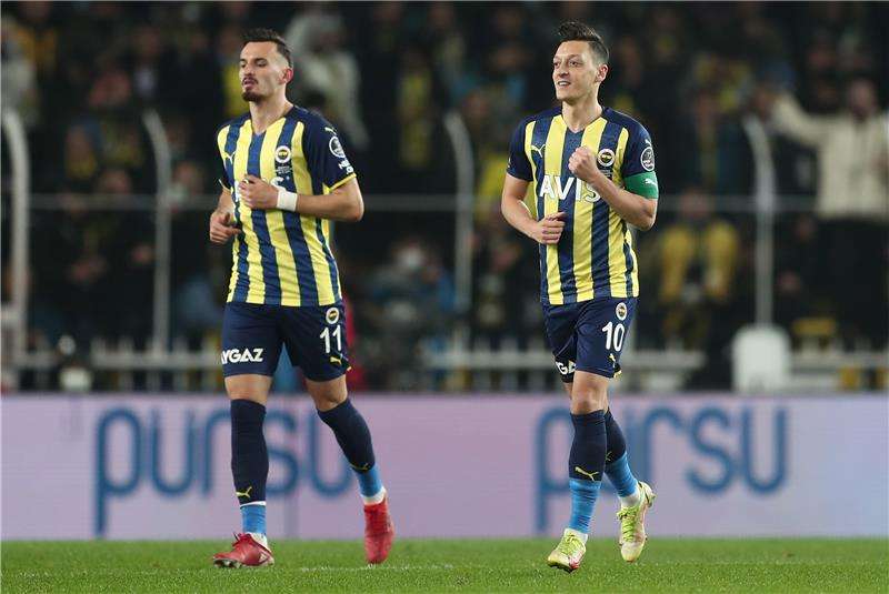 مسعود أوزيل (على اليمين)